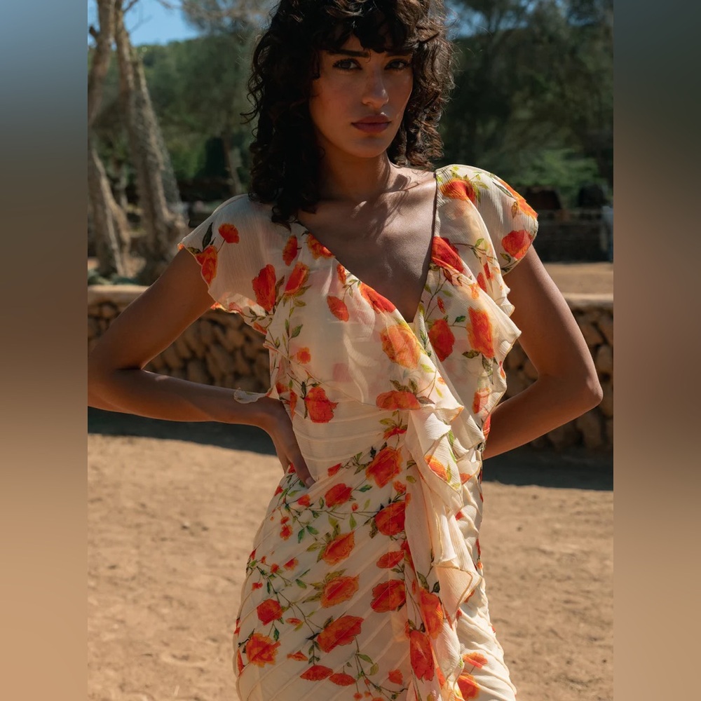 NEW De La Vali Macaroon Gown - Picture 2 of 4